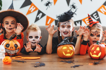 Kinder in Halloweenverkleidung